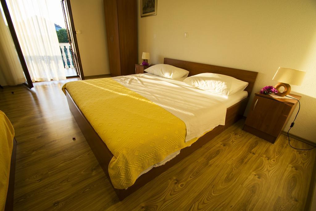 Apartments Zile Starigrad Paklenica Phòng bức ảnh